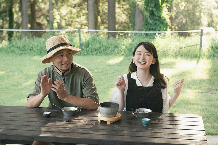 カチャトーラにペアリングしたのは、日本酒バーベキューのすすめ編で登場する日本酒。お酒が大好きな山田さん、スイスイと日本酒をいただきます。