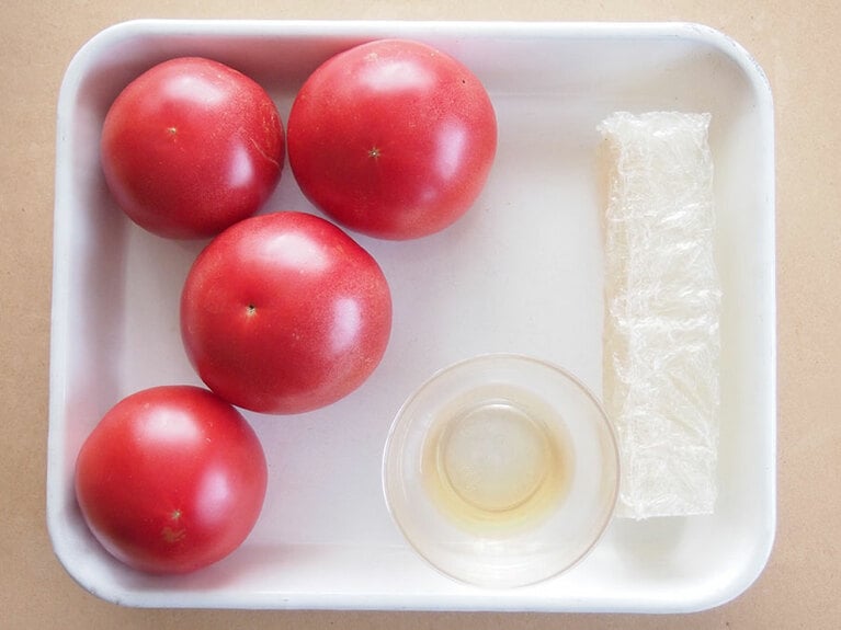 材料（4人前）トマト：4個（600gほど）／棒寒天：1/2本／レモン汁：小さじ1