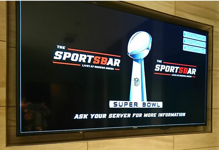 飲みながら食べながらスポーツ観戦できる。