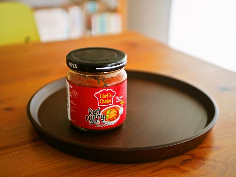 最近よく使うレッドカレーペースト。少々を豆乳で溶いて、そうめんのつけダレしてもおいしい。