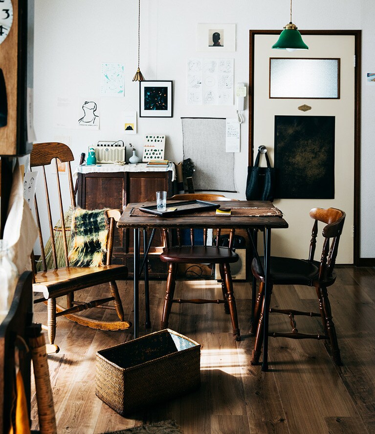 ロッキングチェアもテーブルも椅子も、すべてアンティークで安く手に入れたもの。