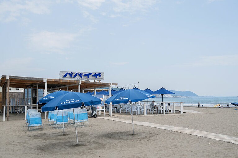 江ノ電 由比ヶ浜駅から徒歩5分。R134の由比ガ浜4丁目の交差点を渡ってすぐ、一番端っこです。