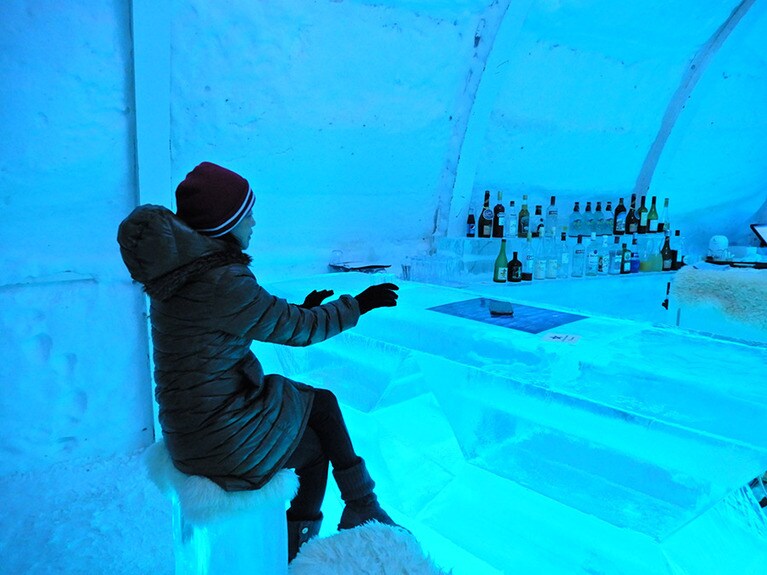 氷の中で氷のグラスでいただくカクテル。非日常の思い出だ。