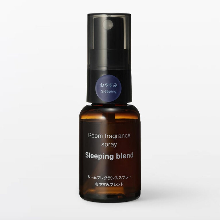 ルームフレグランススプレー　おやすみブレンド（携帯用）30mL　690円。