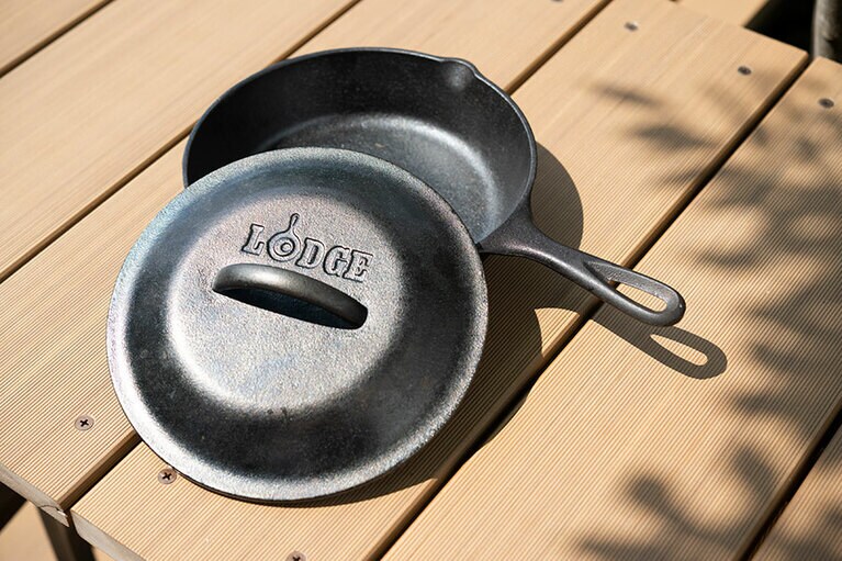 スキレット9インチ、好きレットカバー9インチ ともに4,950円／LODGE(ロッジ)