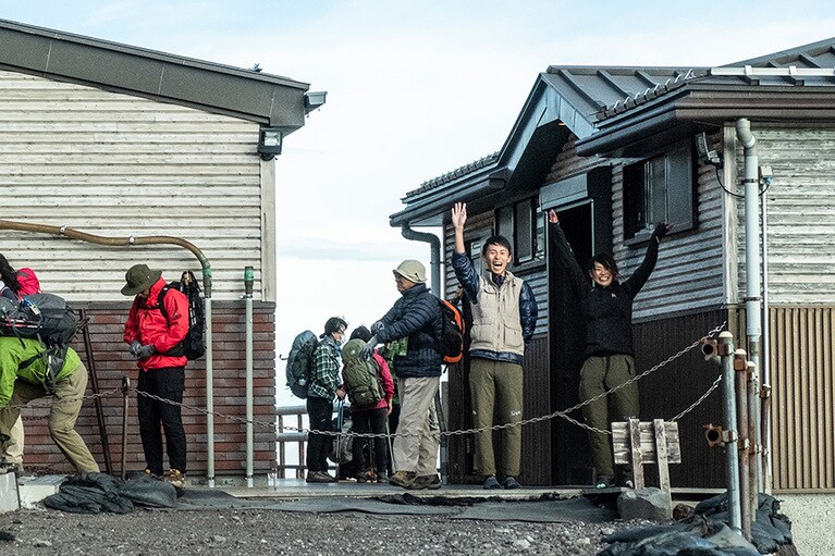 「東洋館」のスタッフに見送られて下山道へ。