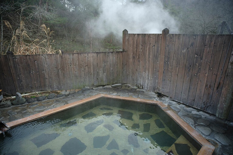 檜の木枠で造られた六角形の湯舟の｢亀の湯｣。本館から離れているので、鳥の声や山の気配を感じながら温泉にひたれます。