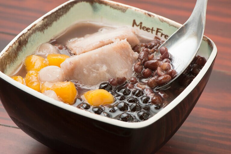 「芋園4号」Lサイズ 800円。Mサイズは500円。オレンジ色のものが芋園。