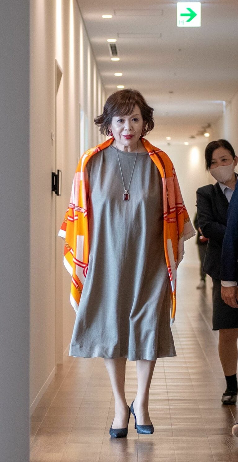 カッコいいい！　テレビ局の廊下をカツカツと歩く上沼恵美子さん