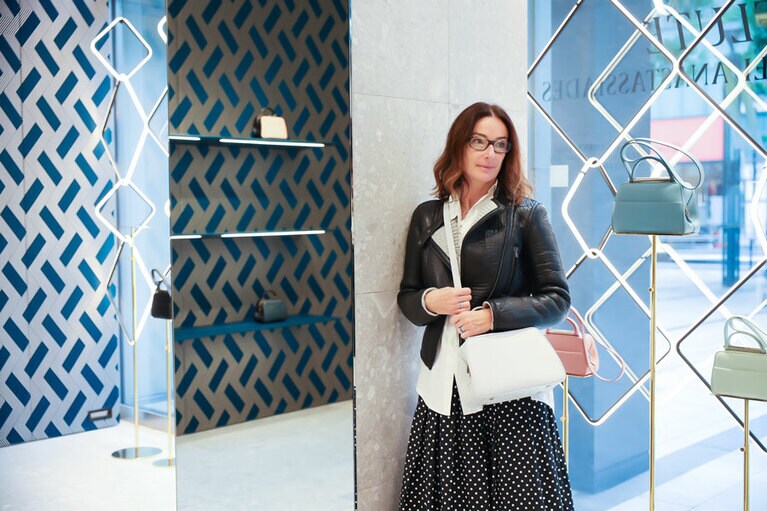 新作バッグを斜め掛けするCEOのサラ・フェレロさん。