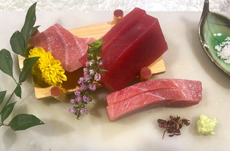 看板メニューの「極上南鮪の刺身（大トロ、中トロ、赤身）」2,200円。懇意にしている仲卸から直接仕入れているそうで、感動のクオリティ。