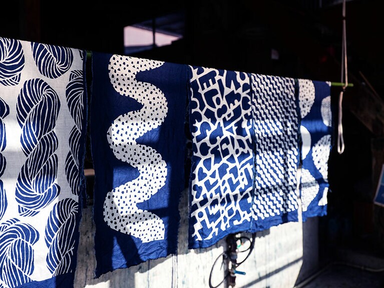 天野紺屋では、糸染めのほか、手ぬぐいなども手がけている。