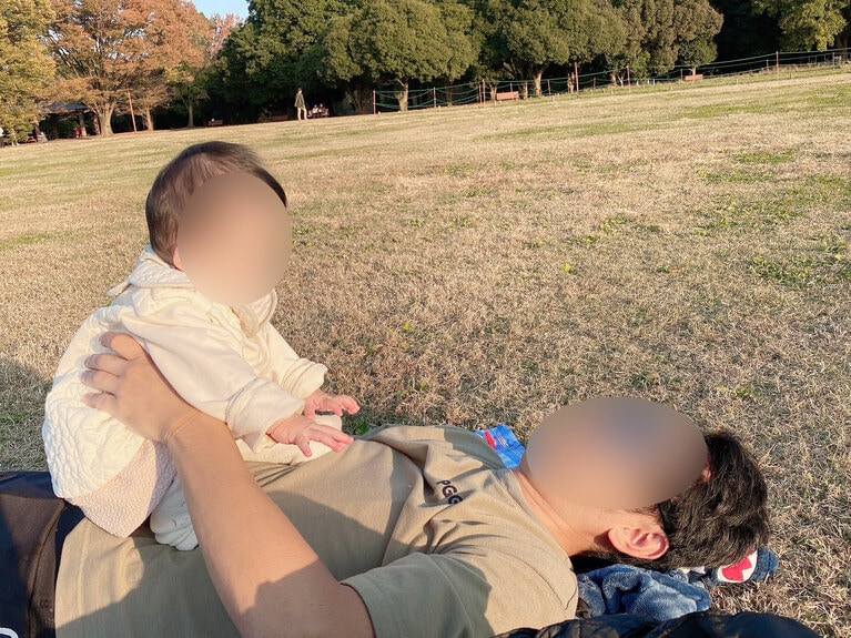 子どもが生まれるまでは芝生でピクニックなんて考えられませんでした（本人提供）