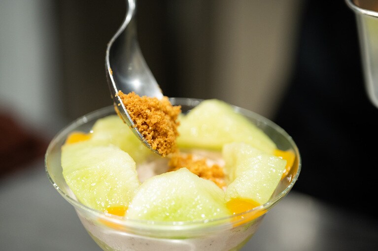 爽やかなメロンに香りを重ねていく。