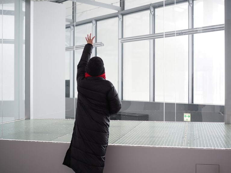 「 研ぎ澄ます、雪の妻有」 ⼭本 茜  「掴む」（「浮遊」　カルロス・ガライコア） 外の雪景色と作品が一体になる瞬間。