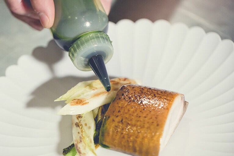 「サバヒー」は一年中使い、ソースや副菜で季節感を。