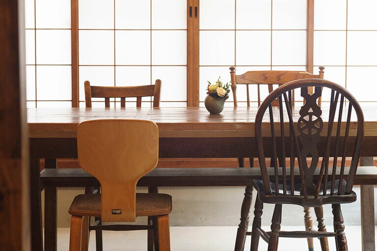 「茨城おとなのかき氷 四季と六花」のテーブル席。