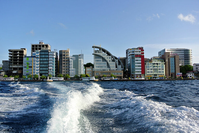 海岸線にビルが連なる首都マーレ。