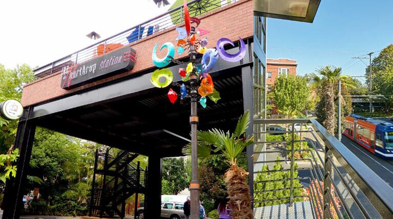 キッチン付きホテル、イン・アット・ノースラップ・ステーションは停留所の真ん前に建つ。