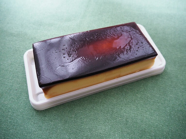 会社近所の成城石井でラス1をゲット！　手にとると、ずっしりとした重さを感じました。今まで見たなかで一番大きいプリンです。