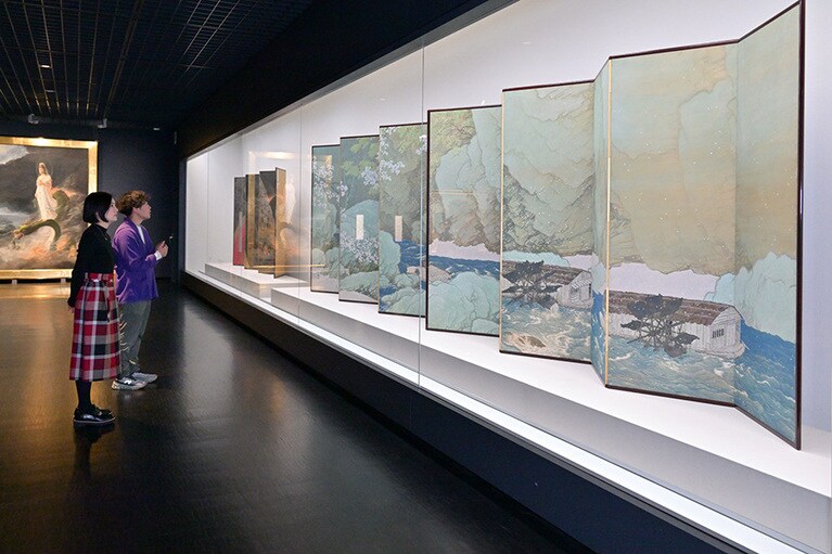 六曲一双の屏風絵《行く春》はまさに圧巻。