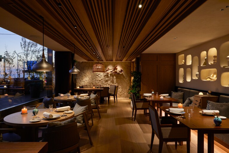 1階フレンチレストラン「Le RESTAURANT」はビジター利用も可能。テラス席では、カフェタイムや食事の前後にドリンクを楽しむことができる。