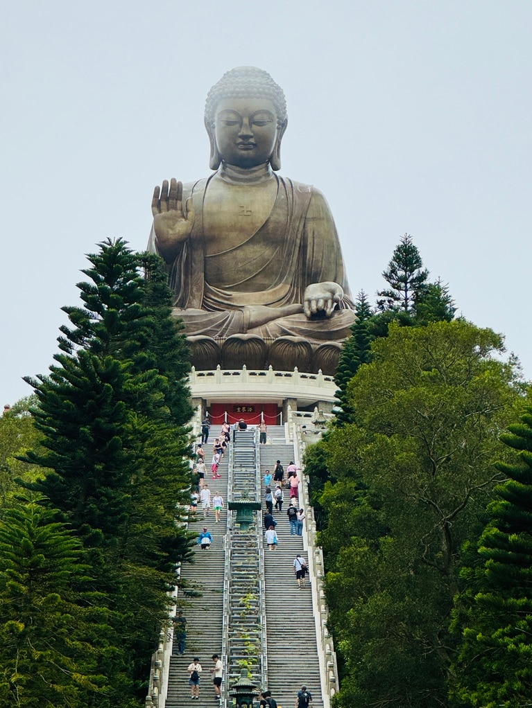 仏教文化の拠点としても知られるスピリチュアルなスポットには、厳かな空気が流れる。