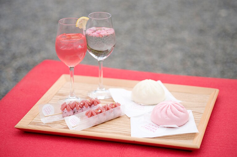 ドリンクのみ、庭園に持ち出すこともできる。