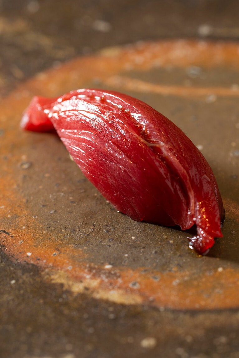 コースから、まぐろの赤身の漬けにぎり。「にぎりはすべて、しゃりが小ぶりで女性好み。少しかためなのもいい。そしてなんといってもフォルㇺが美しい」(フォーリンデブはっしーさん)。