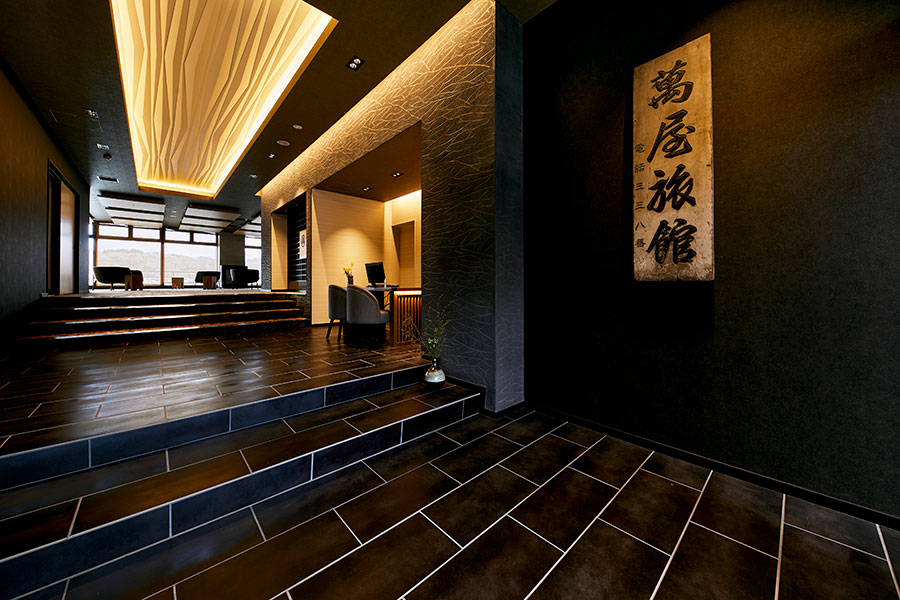 老舗の風格を残しつつ、モダンに生まれ変わった「Ryokan ＆ Sauna Yorozuya Hita」のエントランス。日帰り利用も可能。