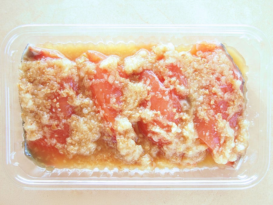 （1）の鮭と、（2）の梨ソースを入れて、1時間ほど冷蔵庫で味をなじませる。