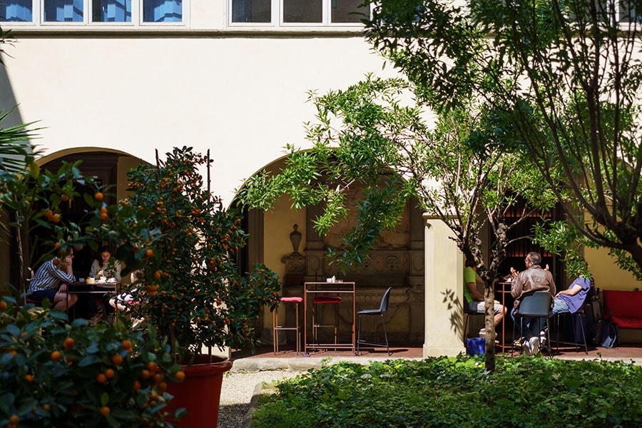 かつての修道院の中庭を囲む回廊が、カフェテラスとして活用される。