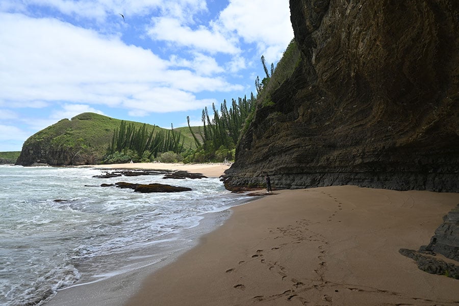 “ピアスの穴”を抜けた先には褐色の荒々しいビーチが。