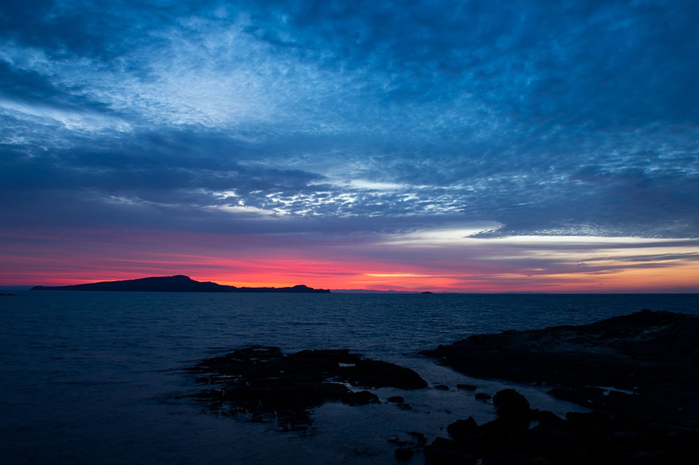 地平線が茜色に染まる江ノ浜郷の朝。