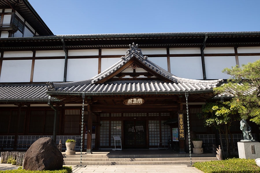「蘭島閣美術館」は日本建築の美しさを追求したという総ヒノキ造り。