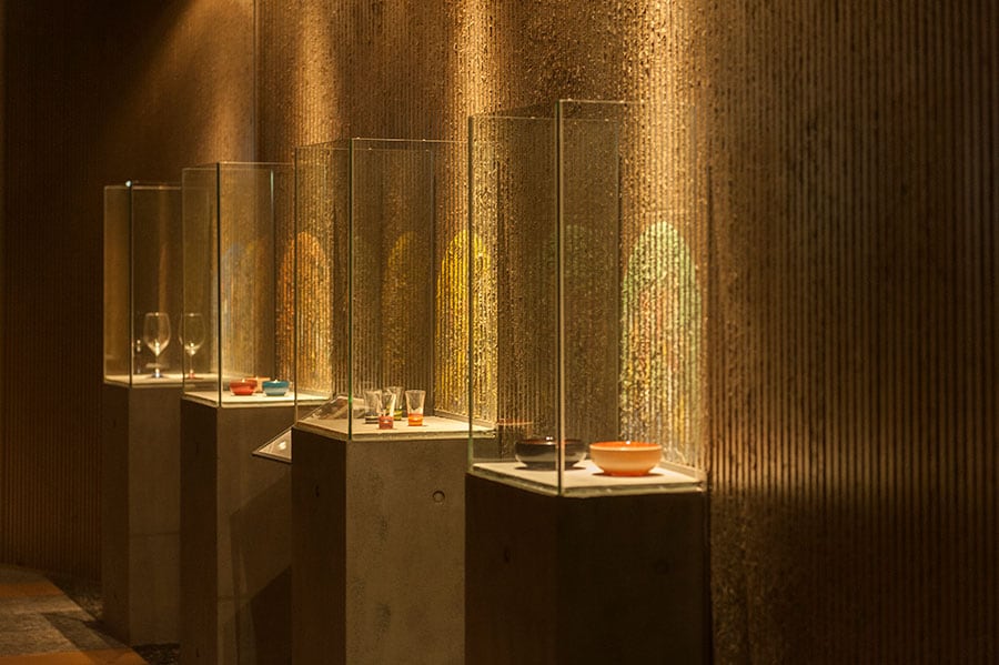 廊下には松本の工芸品が飾られ、美術館のような雰囲気。地元の漆器店とコラボレーションしたオリジナルのワイングラスの美しさにうっとり。
