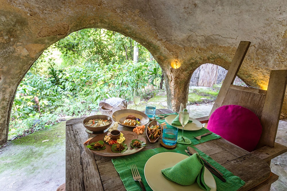 洞窟レストランでは、リゾート内で栽培されたマッシュルームを使ったヘルシー料理を。