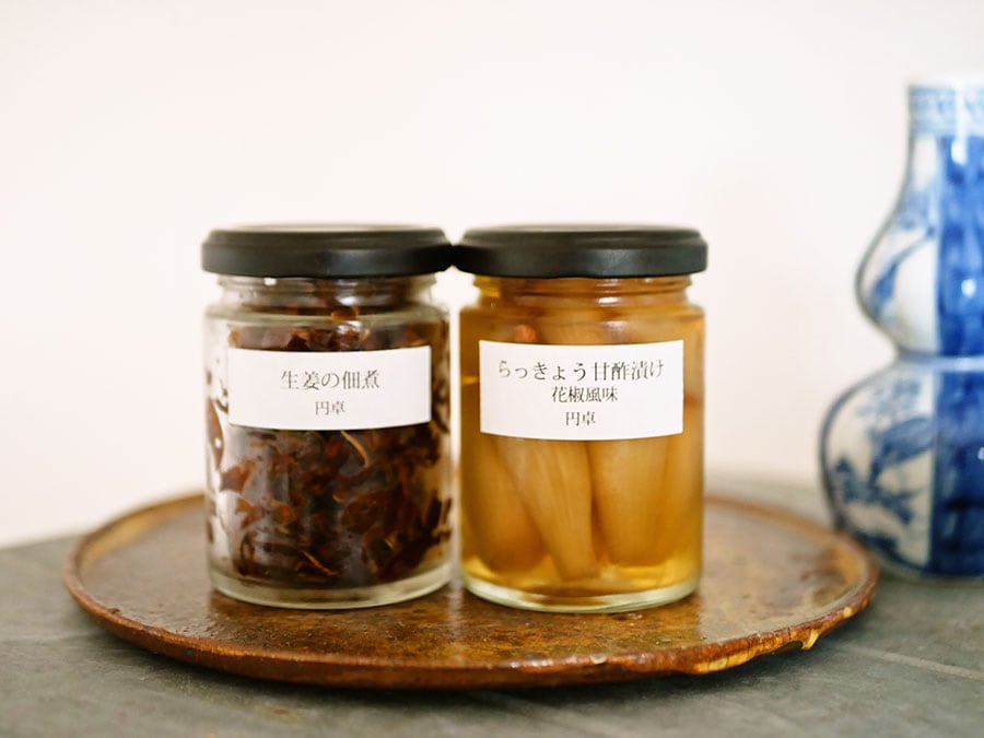 左から、円卓の「生姜の佃煮」「らっきょうの甘酢漬け」。