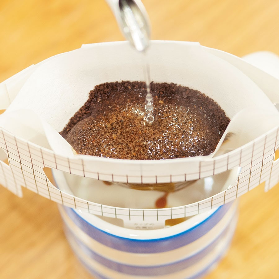 約20ccのお湯を全体に少しずつ「のせる」ようにかけ、約10秒蒸らす。これでむらなくコーヒーの成分が引き出せるようになる。