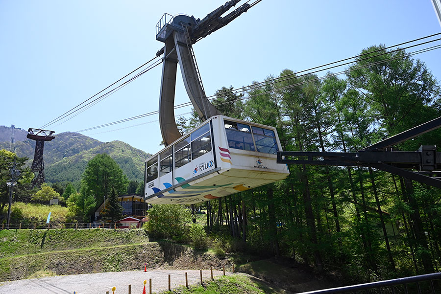 山頂駅をめざして、いざロープウェイに乗り込む。山麓駅には駐車場も完備。