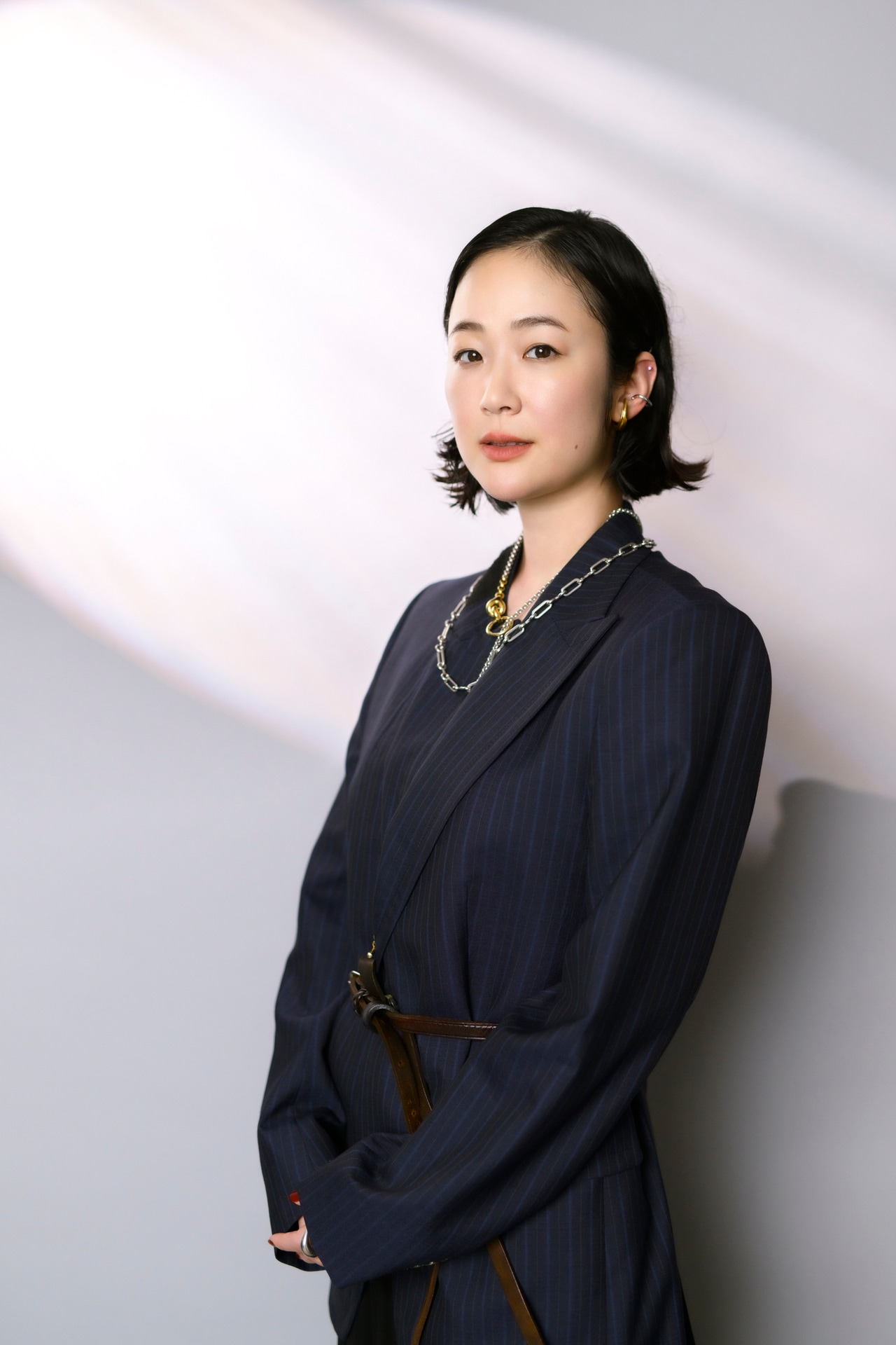 ジャケット¥333,300、ベルト¥68,200／マリナ イー（ノースリバティ　pr@northliberty-inc.com）　イヤカフ¥84,000、ネックレス（長）¥248,000、ネックレス（短）¥384,000、リング（右手中指）¥84,000、（右手人差し指）¥96,000、（左手中指）¥90,000／シャルロット シェネ（シャルロット シェネ 青山店　03-6433-5955）