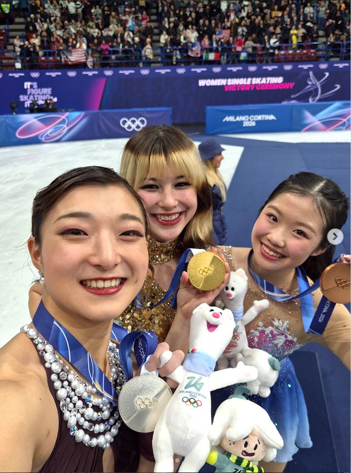 坂本花織、中井亜美と“自撮り”（アリサ・リュウのインスタグラムより）