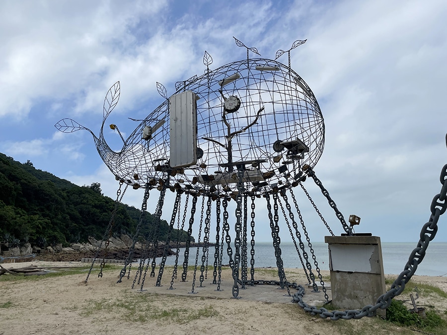 青空に浮かぶ鯨が可愛らしい常設展示作品「海は私の陸」。行方しれずになった父親を探すために船を出し遭難した、媽祖の遺体が流れついたという言い伝えが残る海岸のすぐそばには、馬祖境天后宮があります。