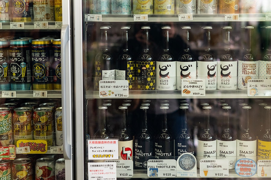 クラフトビールの購入は隣のコンビニで。