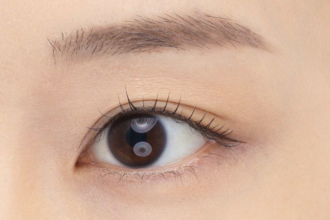 グロウコートマスカラ 00 クリアグロウ 使用イメージ。