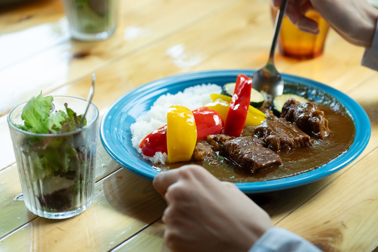 自家製ブイヨンで煮込んだ特製ポークカレー（1,400円）。