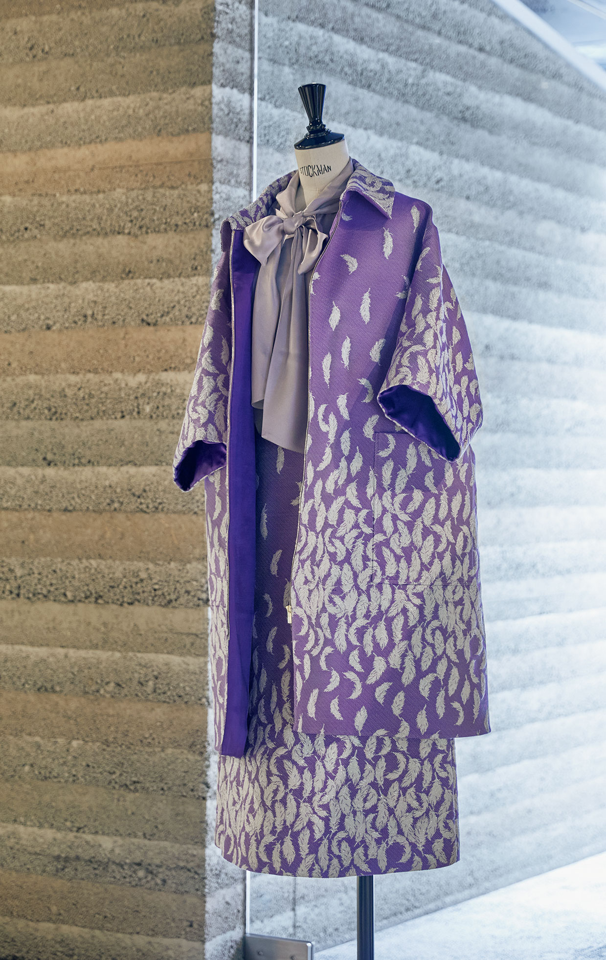 2023年秋からはウィメンズのプレタポルテコレクション「HOSOO Couture」がスタート。今シーズン、デザイナーの吉武味早子氏がクリエイションを手掛け、タイムレスなアイテムを揃えている。立体的な織りで魅せる「フェザーズ」のコートとスカートは装う喜びを思い出させてくれるエレガントさ。