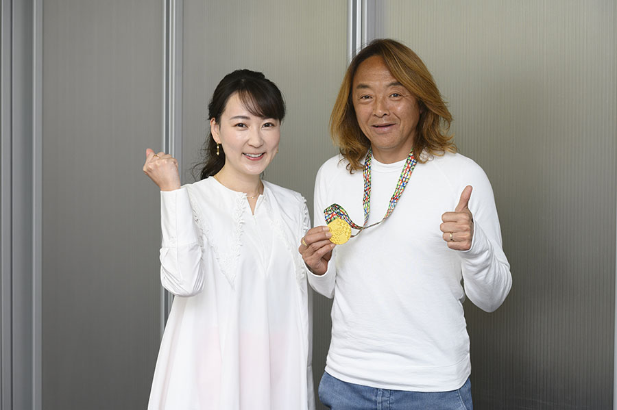 CREAアンバサダーを務める能美黎子さん(左)と、元サッカー日本代表の北澤豪さん(右)。マラソンの話題を通じ、初対面ながら意気投合した模様。