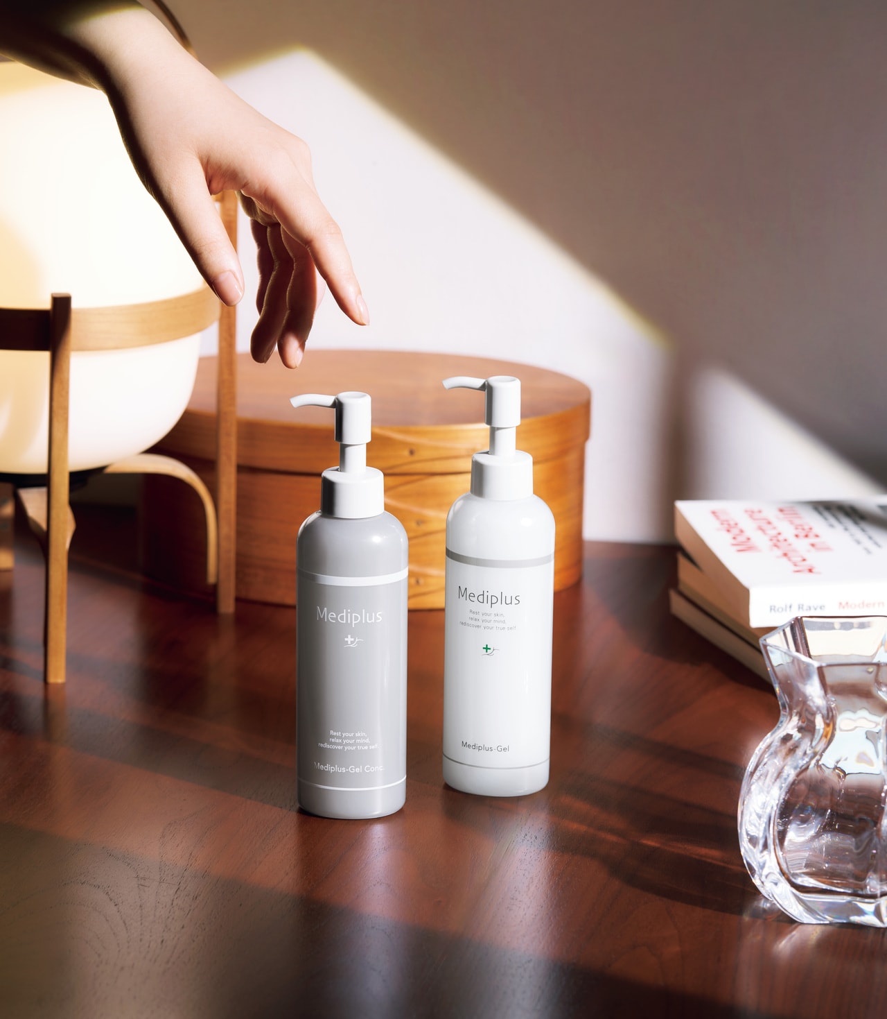 右から:保湿剤として知られる「グリセリン」と医療現場でも用いられる「オゾン」を組み合わせた独自成分「オゾン化グリセリン」※1配合。高い保湿性がありながらべたつかず、肌が乾くスキを与えない。メディプラスゲル 180g 4,400円。“メディプラスゲル”と比較して2.5倍量の「オゾン化グリセリン」を配合したレスキュー用ゲル。従来の約3倍のスピードで肌のバリア機能を整える。メディプラスゲルコンク 180g 6,600円。