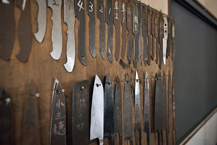 さまざまな包丁の型見本が、壁にずらり。